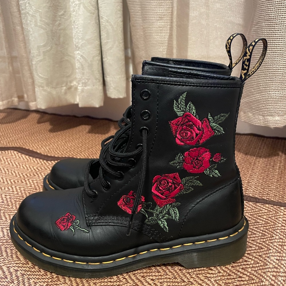 Doc Martens black Rose 🌹 combat boot size 7